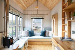 Aileen - Unique tiny house with wood fired roll top bath in heart of the Cairngorms